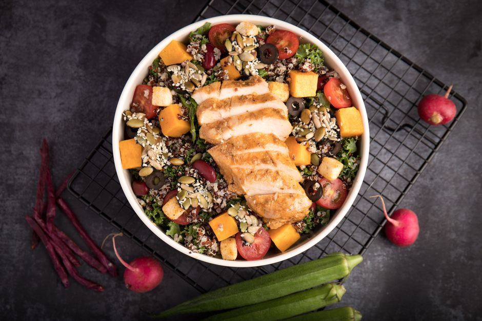 Bowl de pollo, quinoa y aguacate