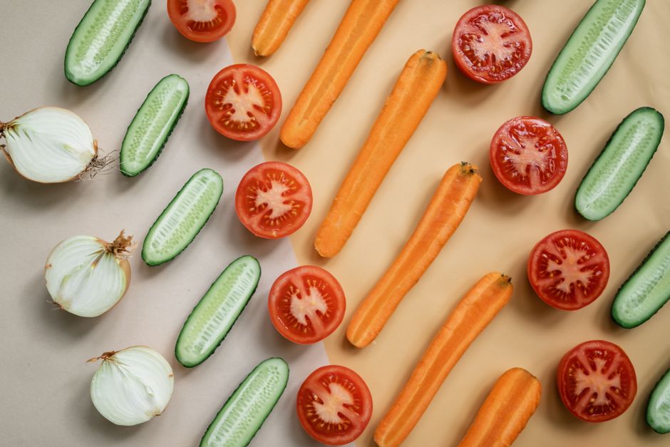 Ingredientes frescos sobre la encimera de la cocina