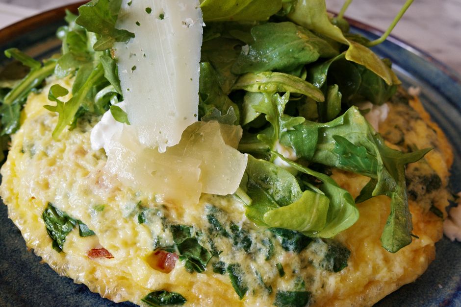 Tortilla de claras con espinacas y champiñones