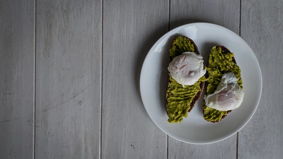 Tostas de aguacate con huevo escalfado