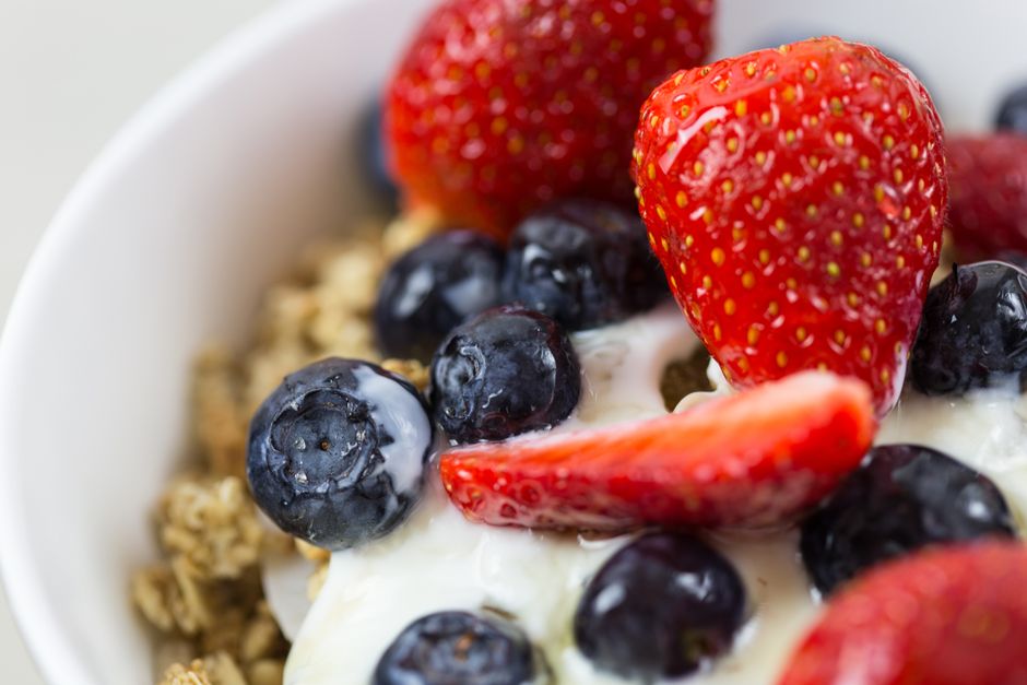 Yogur griego con frutos rojos y granola casera